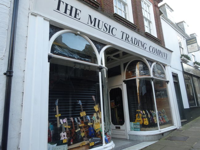 こっちは、楽器屋さん(*´▽｀*)