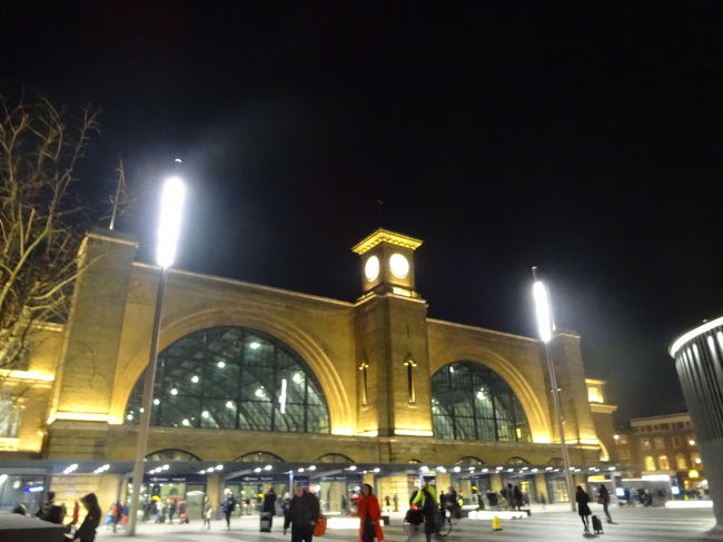 電車探してもないから、ナビで確認。<br /><br />セ、セントパンクラス駅って書いてある〜(°°;)<br /><br />７時37分発なのに、もう７時30分〜(T^T)<br /><br />隣の駅だけど、、<br />12番線、12番線、、<br />遠い。。<br /><br />小走りで急ぐ(；▽；)<br /><br />７時35分到着！<br />ブリットレイルパスで改札開けてもらって乗り込みセーフ(´Д｀)<br /><br />よかった。。