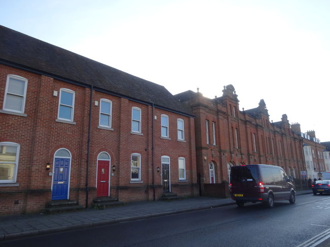 赤と青のドアが並んでる〜☆<br /><br />かわいい(*´▽｀*)