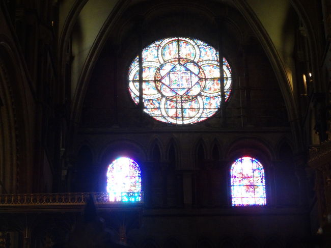 素敵〜(´ー｀)<br /><br />30分も無いよ〜(>_<)<br />と思ってたけど、中に入ると聖歌隊？がコンサートの練習中。<br />歌声とパイプオルガン、素敵なステンドグラスで、別空間に来たかのように本当に感動しました。<br /><br />チケット売り場のおばちゃん、せかしてくれてありがとう★☆(*´з`*)☆★