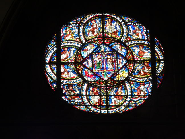 歌声に耳を傾けながら。