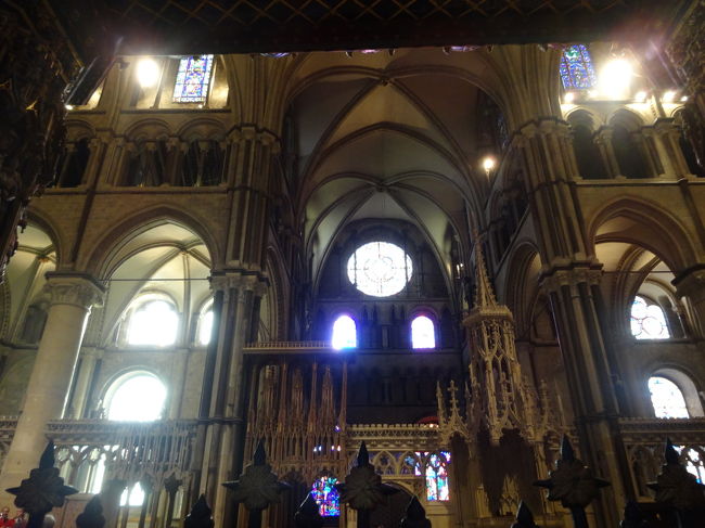 外からの陽ざしがステンドグラスをよりきれいにしてくれます。