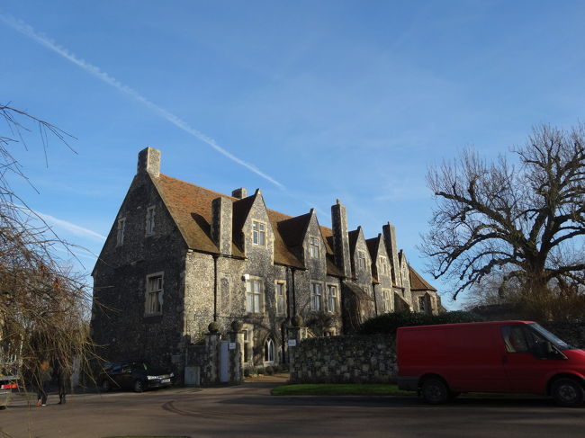 制服を着た子ども達が出入りしてたので、ググってみました。<br /><br />どうやら学生寮みたいですね( ^^)