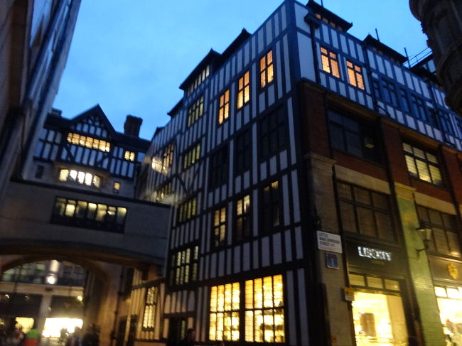 歩いてリバティへ！<br /><br />こっち裏側やん(；´Д｀)