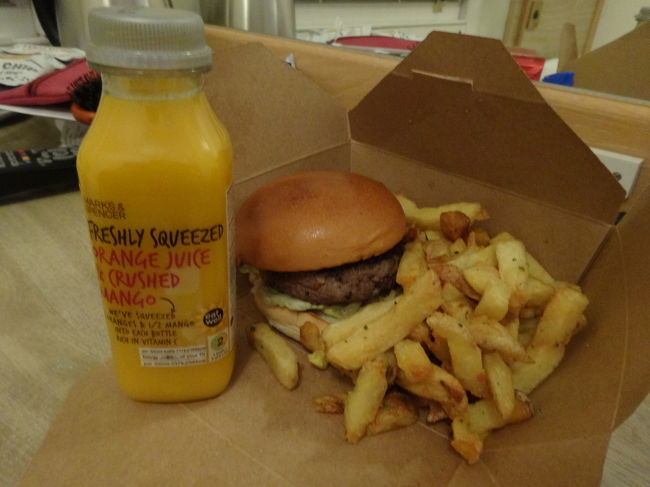 お昼にハンバーガーをパスした理由。<br /><br />オネストバーガーが食べたかったから！<br /><br />お店はすっごい混んでて、この寒空の中並んでる人達までいた。。<br />諦めようかとも思ったけど、テイクアウトできるか聞いたらできるって言ってくれたので(*´▽｀*)<br /><br />帰り道、降りる駅を間違えたせいで予定よりしなしなになってしまったけど。。<br /><br />油断しすぎたー(T^T)<br /><br />でもおいしかった(*´∀｀)