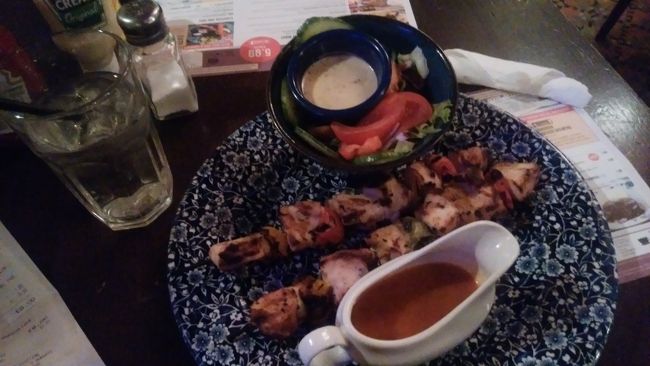 こんなの来ました〜☆<br /><br />普通やし、おいしそう★☆(*´з`*)☆★<br /><br />と、安心して食べました！<br /><br />日本の焼き鳥のようなジューシーさはなかったけど、味はおいしかった(*´▽｀*)