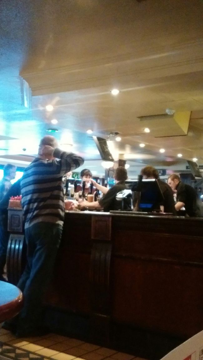 このカウンターで注文するみたい。<br /><br />まず席でメニューを☆<br /><br />‥当たり前なんだけど、全部英語。。<br />写真もないし、わかんないよ(T^T)<br /><br />とりあえず、高いのは量が多そうだからパス。<br />ハンバーガーは、わかるけど今はパス。<br />んー<br />チキン頼んだらまだ無難かな？<br /><br />みたいに適当に選んでしまった(；´Д｀)<br /><br />後ろに並ばれるとキンチョーするんだよぅ(T^T)<br /><br />飲み物のレモネードは、先に持ってきてくれました(*´▽｀*)<br /><br />料理は、届くまでドキドキです(≧◇≦)↓　↓　↓