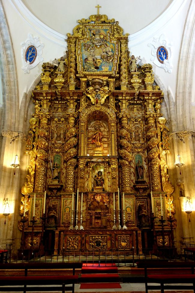 スペインではお馴染みの金キラキンの祭壇。