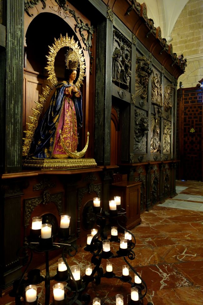 教会内部はイスラムチックな要素はなし。<br />この旅、スペインのイスラム建築や装飾ばかりを追いかけているため、<br />クリスチャン的な物にはあまり感激せず。<br />これはこれで十分に美しいのですが。