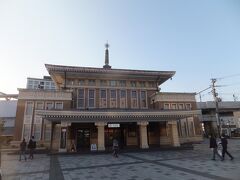 駅前には旧奈良駅舎が観光案内所として残されていました。
駅舎を新しくしたときに古くからの雰囲気のある建物をこうやって残しているのは良いな、と思いました。