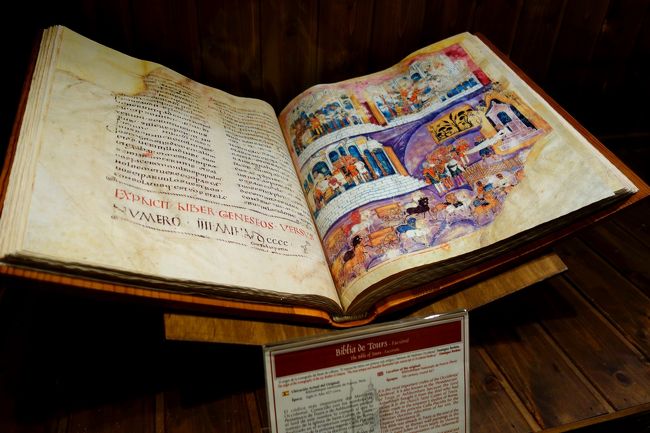 教会には付属の博物館があり、大昔に製本された本の展示が。<br />5世紀に作られた本がここまで綺麗に保存されていることに驚く。