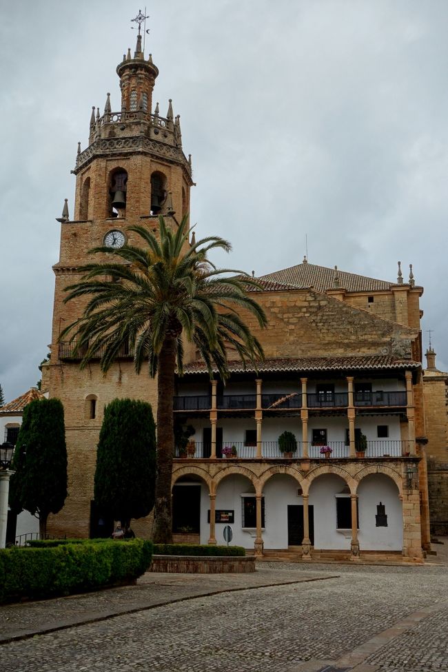 最後にちょっと離れて教会の全景。<br />サンタ･マリア･ラ･マヨール教会は色々な様式がミックスされた教会でした。