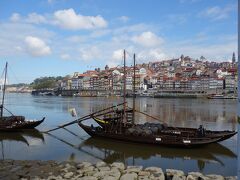 目の前はドロウ川、この黒いお船で昔はワインを運んでいたそうです。