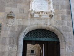 またまた細い曲がりくねった道を通って、旧市街に戻ってきました。
今は博物館になっているエンリケ航海王子のお家の前を通って昼食のお店へ。