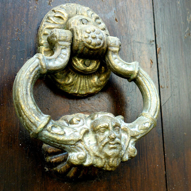こんな立派なドアノッカーが付いているお宅もあり。