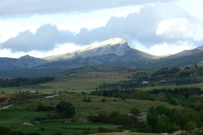 旧市街の反対側(東側)へ出てきた様子。遠くに美しい山並みも。