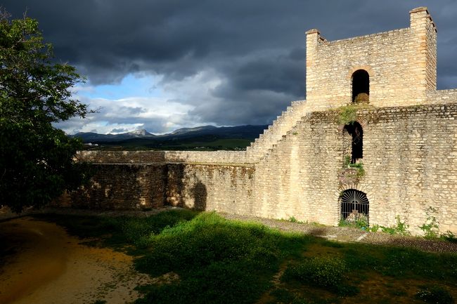 城壁のような所に出てきました。ヒハーラの城壁、イスラム時代に作られた城壁だとか。<br />それにしても恐ろしい空の色。