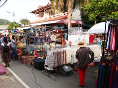 日が少し傾きだしたころ到着したのはラマイビーチで毎週日曜に開催されるラマイ　サンデーマーケットへ。
ラマイ入口付近の道を注意深く観察しながら走行していると通行止めになっている場所があり、店の設営を始めている姿が見えたので、そこがナイトマーケットのスタート地点。
