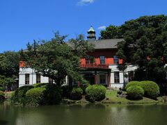 小石川植物園内で白山御殿の名残を伝える日本庭園の奥に森鴎外も学んだという旧東京医学校本館が建っています。
現存する東京大学最古の学校建築です。屋根の上に塔があったり、２階は朱色で１階は白く塗られているなど洒落た建物です。
小石川植物園の日本庭園から見ると一段と輝いて見えます。