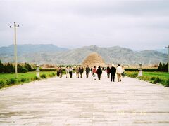 国家重点文物に指定されている西夏王陵。
中国のピラミッドと言われており、香取慎吾主演映画「西遊記」のロケ地にもなったそうです。
