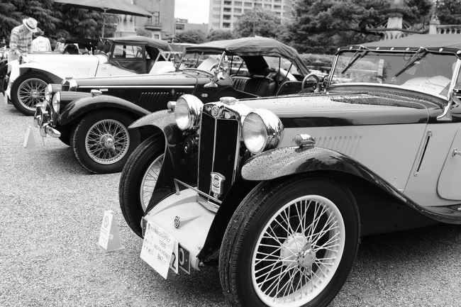 外に出ると幸運なことに、雨は止んでました。<br /><br />クラシックカーの展示やってました。