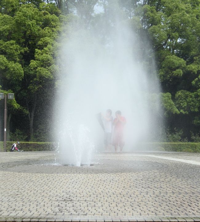 噴水の中に人が！<br /><br />噴水が止まったら、びしょ濡れの男の子が中から出てきました＾＾<br /><br /><br />山歩会のゆる歩きは、夏場はお休み、淋しいけどね。<br />またお会いしましょう。