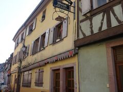 ウィスチュブ・デ・ラ・ペティ・ヴェニス
Wistub de la Petite Venise
ポワッソヌリ通りに入ると昨晩立ち寄ったレストランがありました。