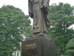 ○リータイトー公園

リータイトー像は昔からあるのかと思っていたら、2004年10月に完成したとある。ほんの12年前のことだった。

そもそもリー・タイトーは、中国の支配から独立した後の最初の長期政権李朝の初代皇帝。1010年に都をホアルーからハノイに移した人物だった。

前回のハノイは遷都千年祭りの翌年だった。旅行前の研究時点では旅行記やクチコミで遷都千年、遷都千年と書いていたのを思い出した。