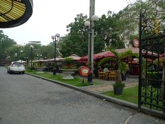 【ハイランズコーヒー・オペラハウス】

ヒルトンとオペラハウスの間にハイランズコーヒー・オペラハウス店がある。
さすがに朝から客はいないが、夜になると毎日客であふれかえっている。

クチコミではシャレたカフェと評判が高いが、あまりにも客が多すぎて落ち着いたムードはこれっぽっちもない。