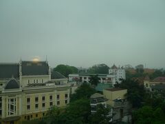 ☆ヒルトン・ハノイ・オペラ＜631号室＞

ハノイの朝は、曇っているのやら晴れているのやらよくわからない。

