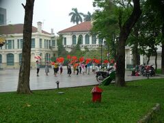 ○リータイトー公園

リータイトー公園では色んなグループがいる。
このグループは大きな団扇のようなものを振り回していた。
