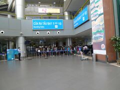 ▽ノイバイ空港T1＜チェックインカウンター＞

フォーク並びでなく、誘導する係員もいない。
横入りする人がいる。
並んでいる人がいるのにカウンターを突然クローズする。

同じベトナム航空なのに、ハノイはホーチミンより遅れている。