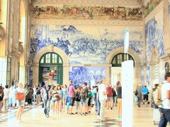 ポルトの街の歴史や、観光地だけでなく面白いナイトスポットやら、いろいろな説明、写真スポットなども連れて行ってくれたりと盛りだくさんで、無料だけど充実していました。英語もすごく分かりやすくて、まあ私は半分も理解できてないけど笑、それでもちょこちょこ聞き取れるワードでなんとなくでも楽しむことができました。

ただ！結構な序盤から雨がぱらついてきたのであんまり写真が撮れず…。徒歩のツアーなので、ずーっと傘さしてました。

こちらはポルトの中心にあるサンベント駅。駅構内の壁一面にアズレージョが！本当に素晴らしいです。壁画のようですが、すべてタイル。ポルトガルの歴史にまつわる絵が描かれているようです。