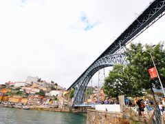 こちらがポルトの名物、ドンルイス1世橋。エッフェルの弟子の一人が設計したものです。なるほど細かくてとても美しい橋でした。
上はトラムが走っていて、脇を人が通ることができます。ちなみに下は道路なので、車も人も通れるようになっています。