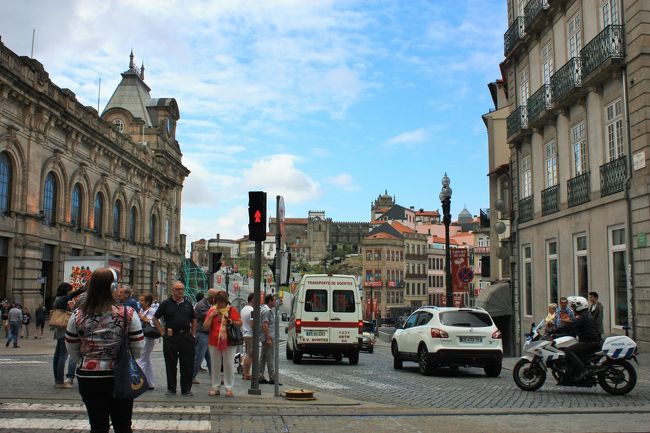 ポルトに着いた日はご飯を食べただけだったので、今日がポルトの観光メイン。午前中は観光、午後は友達の希望でワイナリーに行くことにしました。<br /><br />たくさん行きたいところはあるのだけど、一日半しかいられない＞＜ということで、さくさく回るぞ〜！<br />と意気込んでいたのですが、実はホステルに無料の市内ツアーのチラシが貼ってあって、午前中一番のツアーに参加申し込みをしていたのです。<br /><br />ホステルの人に聞くと、集合時間に入り口で待っていたらピックアップしてくれるということで待っていたら、現れたのはTシャツにハーフパンツのやたらラフなお兄さん。宿から参加するのは私たちだけだったようで、軽い自己紹介をして、ついて来て〜という感じで歩き出すにですが、これがめっちゃ早くて、私と友達はついていくのに小走りでした（笑）