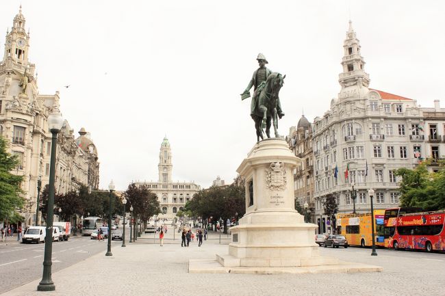 集合場所はこちらの広場。無料の徒歩ツアーなので、たくさんの観光客が集まっていました。ここで英語とスペイン語のツアーに分散。<br />どうも若者がボランティアみたいな感じで主催しているようでした。まずガイドしてくれる女の子の自己紹介と、皆さんはどこからきましたか〜というような質問。日本人は私たちだけだったかな？ヨーロッパからの人が多かったです。ロシアとかアメリカからも。