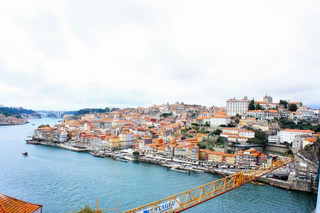 渡りきったところから臨む旧市街側の街並み。