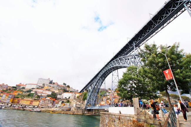 こちらがポルトの名物、ドンルイス1世橋。エッフェルの弟子の一人が設計したものです。なるほど細かくてとても美しい橋でした。<br />上はトラムが走っていて、脇を人が通ることができます。ちなみに下は道路なので、車も人も通れるようになっています。