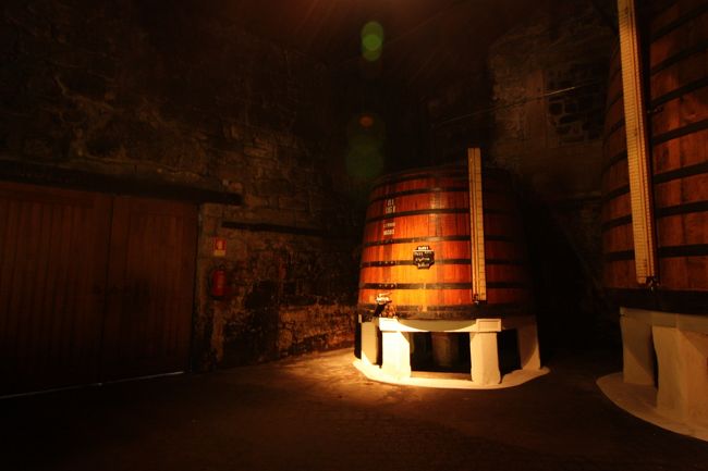 ぽつんとあった樽。<br />出てきたところで、ポートワインの試飲をさせてもらえます。白と、ルビーだったかなあ。私はワインの渋みが苦手であまり飲めないのですが、ポートワインは甘いので飲めました。<br /><br />写真を撮っていたら目があったので、近くにいたご家族と少し会話。スペイン旅行中で、一日のツアーでポルトに来たのだとか。日本については、スシ知ってるよ！って少年が言ってました（笑）<br />