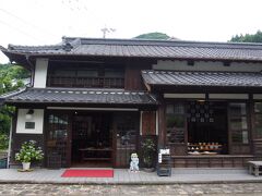 赤井倉

陶磁器の卸商を営んでいた初代当主の旧自宅の建て物で、明治23年建築の登録有形文化財になっています。