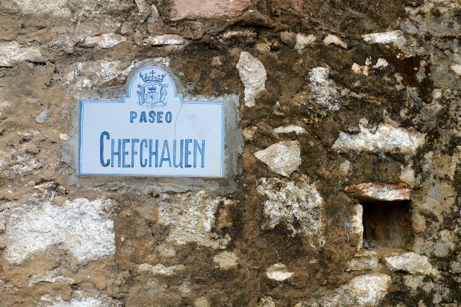 城壁歩き、結構楽しい。<br />スペインの後に行くモロッコのシャウエンと同じ名前の通り名、見っけ。