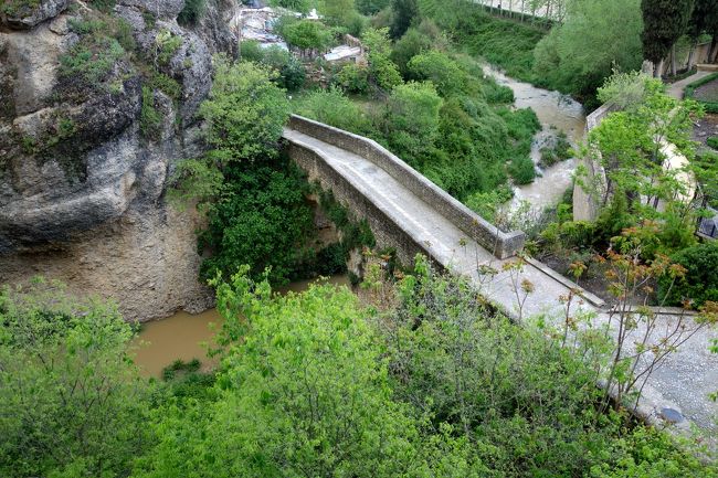 下に見えるのはアラブ橋。11世紀に架けられた橋なんだって。<br />車も通過しておりました。