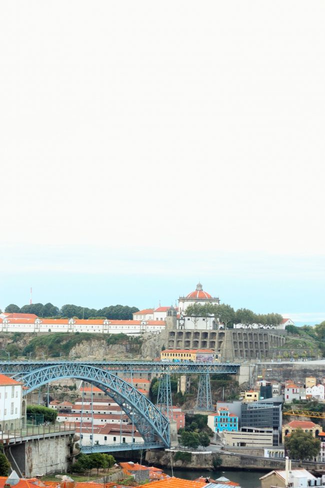 前日のウォーキングツアーで訪れたときは雨が降っていて綺麗に写真が撮れなかったので、リベンジとばかりに再度高台へやってきました。でも、やっぱりすこしはっきりしないお天気なのが残念。