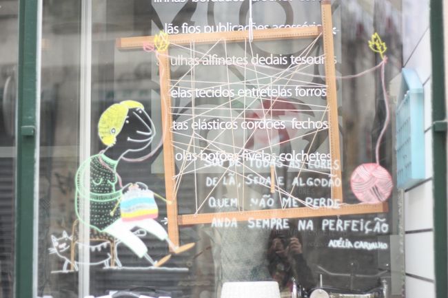 お土産屋さんやカフェなどが立ち並ぶ駅前の通りに出ました。