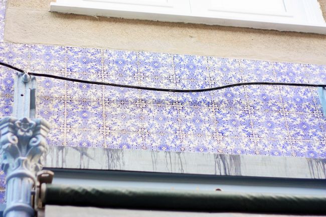 色も様々。でも、綺麗に保つにはなかなかのお金がかかるようで、みんなアズレージョのある家に住みたいというわけではなく、空き家も多いそう。