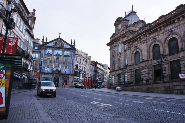 駅の正面にもアズレージョがとてもきれいな教会がありました。