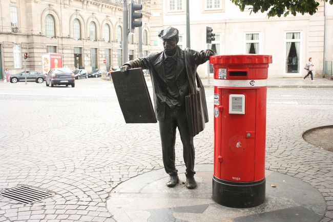 広場にあったポストと、そのとなりのおじさん(笑)持っている新聞がとっても細かかったので思わず一枚。