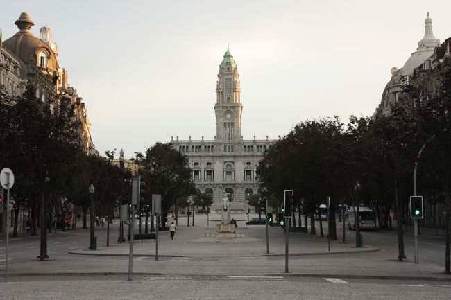 市庁舎は行けずだったな。ドンペドロ4世の像から市庁舎まではまっすぐ広場が続いていて、開けていて、街！って感じがする。