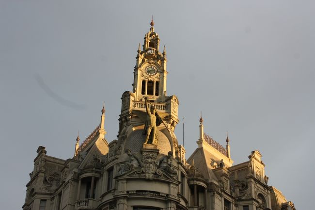 朝陽を受けて輝いている建物。ヨーロッパってこういう綺麗な建物がたくさんあるから、好きなんですよねえ。