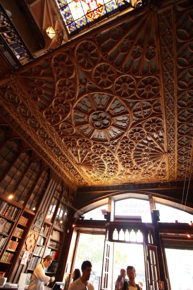 ステンドグラスだけだと思っていたら天井にはこんなに細かくて美しいレリーフ！